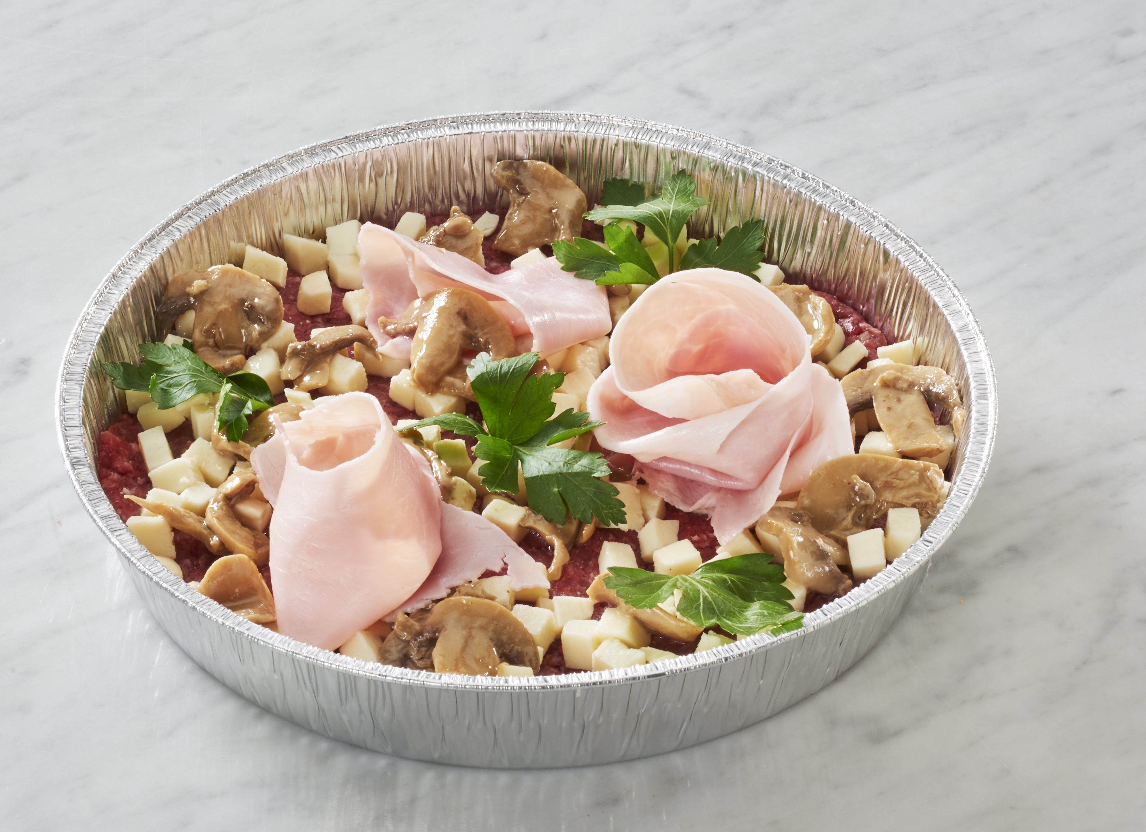 PIZZA DI CARNE CON PROSCIUTTO E FUNGHI