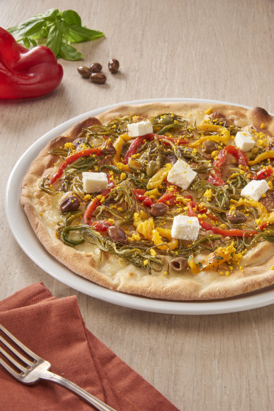 PIZZA MIT ÈAGRETTI, PAPRIKA VOM GRILL, LECCINO-OLIVEN, FETA UND EI