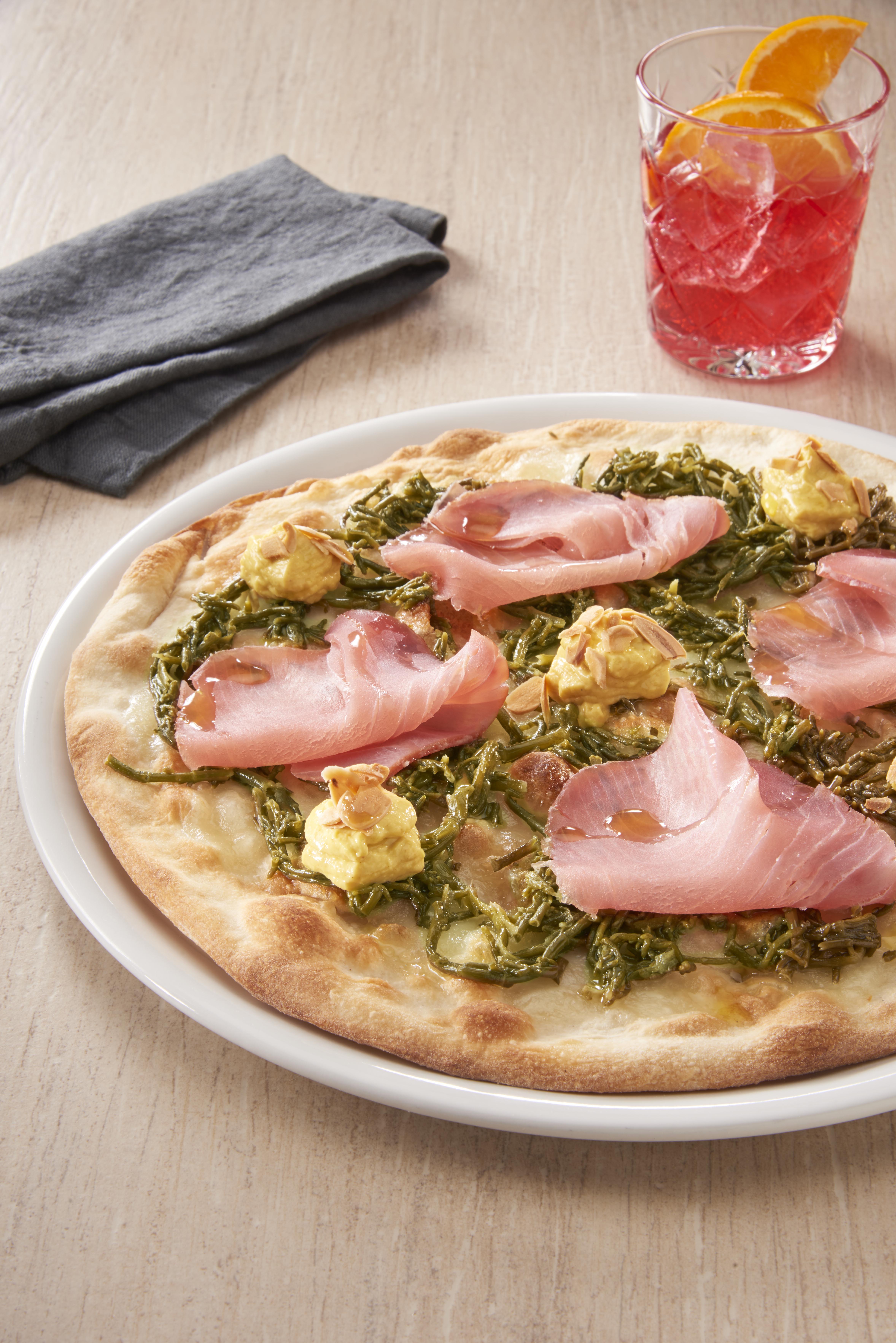 PIZZA ÈSALICORNIA, TONNO, SALSA MANGO, CURRY E ZENZERO E MANDORLE