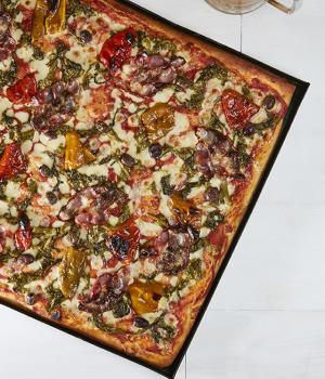 BLECHPIZZA MIT MIT STÄNGELKOHL