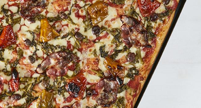 BLECHPIZZA MIT MIT STÄNGELKOHL