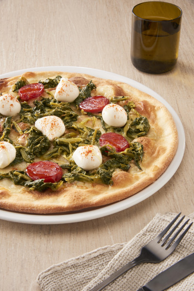 PIZZA DE GRELOS, SALCHICHÓN PICANTE, PERLAS DE MOZZARELLA Y PIMENTÓN