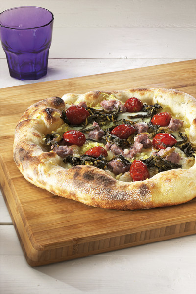 Pizza friarielli, salsiccia e pomodori dorati