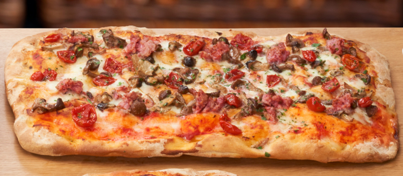 PIZZA FUNGHI, SALSICCIA E POMODORINI