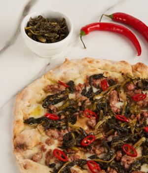 GOURMET PIZZA SAUSAGE, CHILI PEPPER AND FRIARIELLI