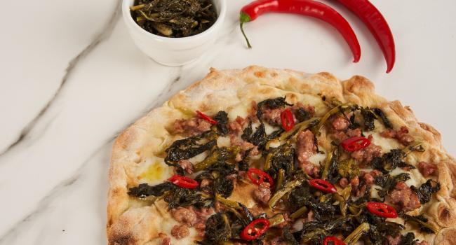GOURMET PIZZA SAUSAGE, CHILI PEPPER AND FRIARIELLI