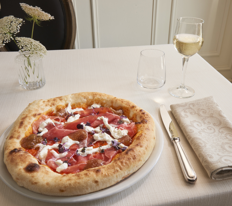 PIZZA IN CREMA DI PEPERONI, CRUDO E SALSA DI FICHI