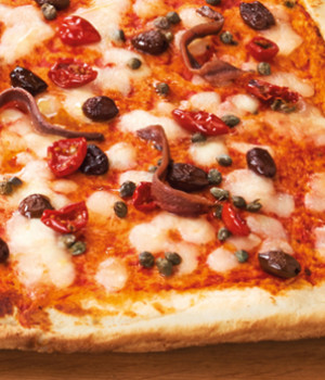 PIZZA WITH OLIVES, CAPERS, ANCHOVIES AND DORATI TOMATOES