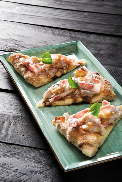 PIZZA PATANEGRA E SALSA DI NOCI