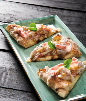 PIZZA PATANEGRA E SALSA DI NOCI