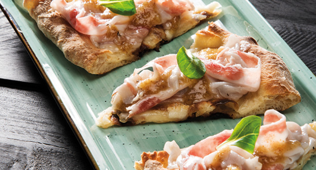 PIZZA PATANEGRA E SALSA DI NOCI