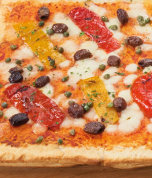 PIZZA WITH PEPPERS, CAPERS AND OLIVES