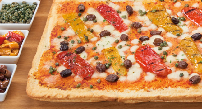 PIZZA WITH PEPPERS, CAPERS AND OLIVES