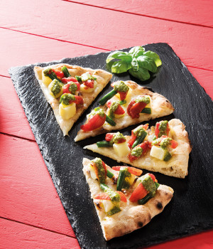 Pizza con pesto, patatas y tomates mini red