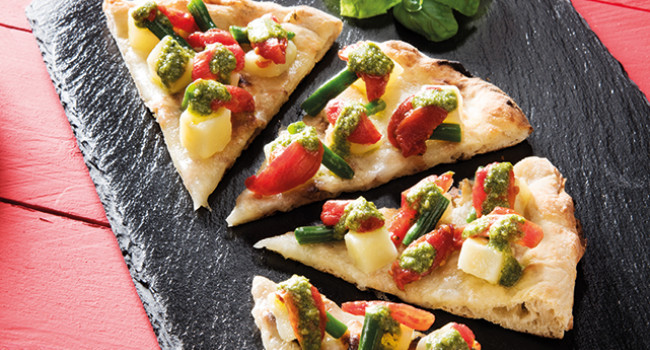 Pizza con pesto, patatas y tomates mini red