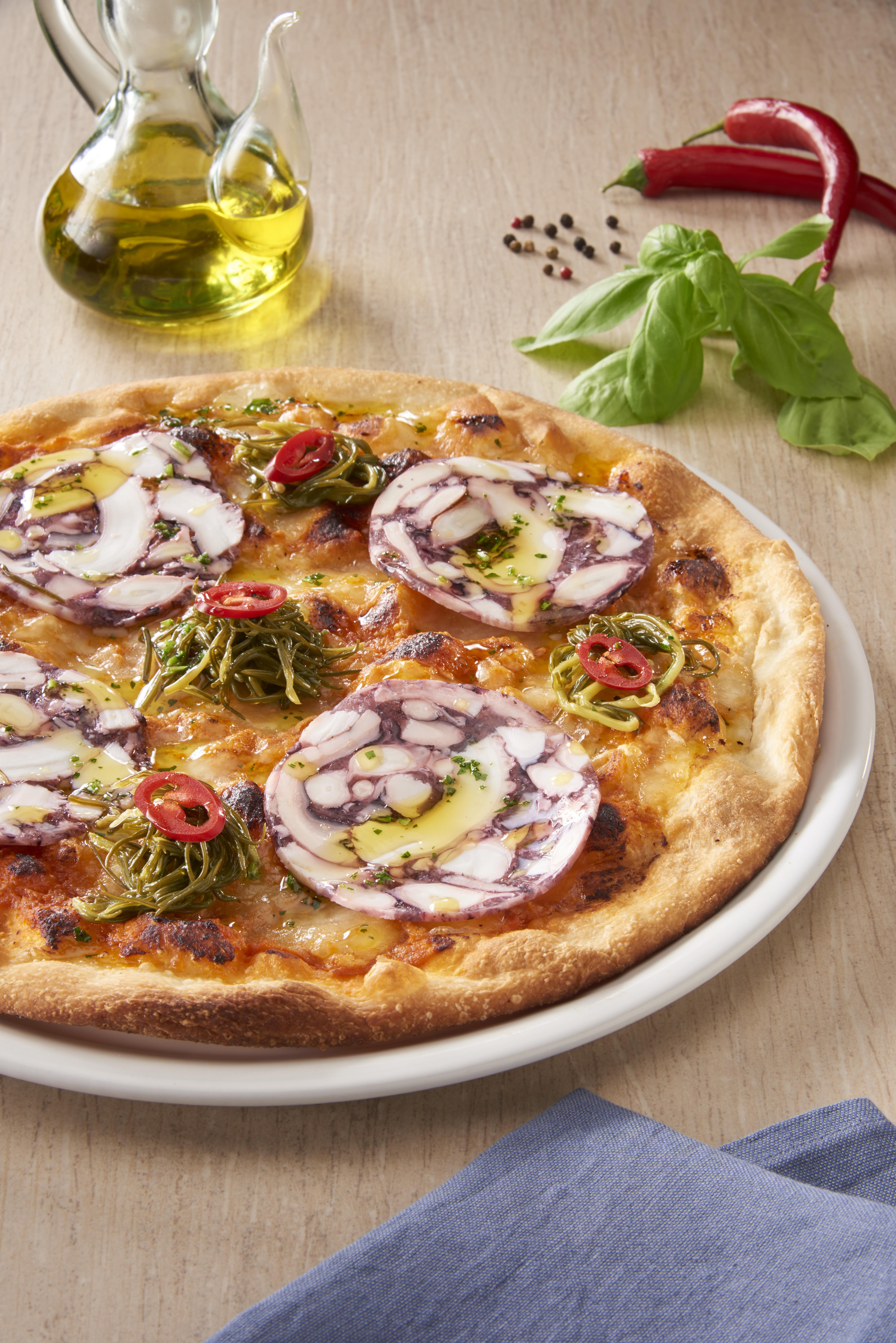 PIZZA MIT ROTEM PESTO, KRAKEN-CARPACCIO, ÈAGRETTI UND CHILI