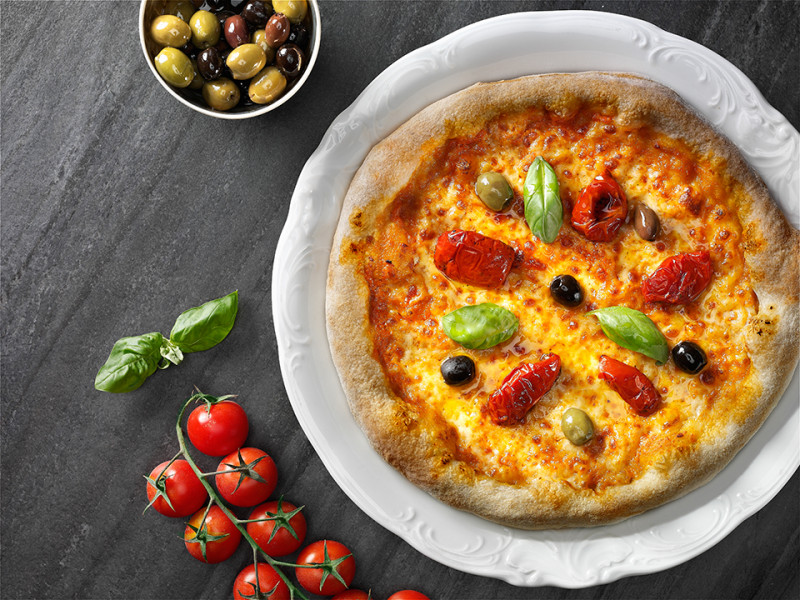 PIZZA PESTO ROJO, SOLEGGIATI Y OLIVAS