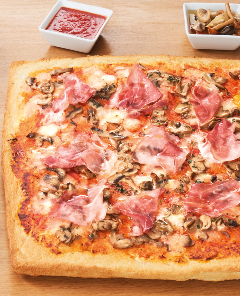 PIZZA WITH BUTTON MUSHROOMS AND COOKED HAM