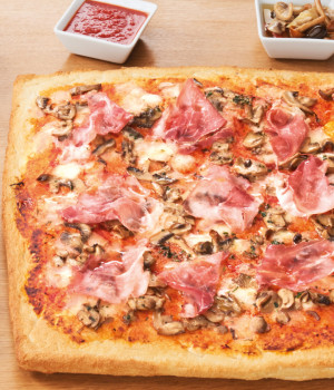 PIZZA WITH BUTTON MUSHROOMS AND COOKED HAM