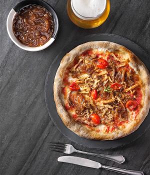 PIZZA DE PULLED PORK Y CEBOLLA CARAMELIZADA