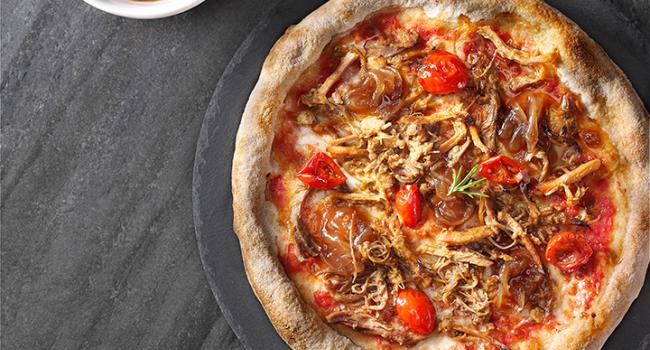 PIZZA DE PULLED PORK Y CEBOLLA CARAMELIZADA