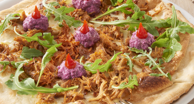 PIZZA WITH PULLED TURKEY, RED CABBAGE SAUCE, ROCKET E RED SWEET PEPPERS