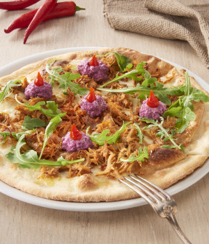 PIZZA WITH PULLED TURKEY, RED CABBAGE SAUCE, ROCKET E RED SWEET PEPPERS