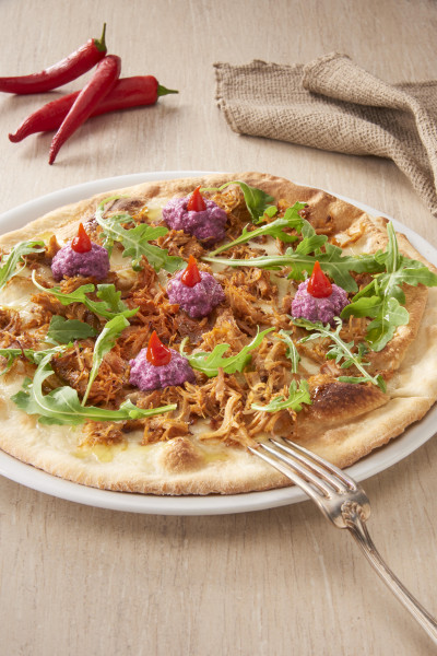 PIZZA PULLED TURKEY, SAUCE DE CHOU ROUGE, ROQUETTE ET PIMENTS ROUGES