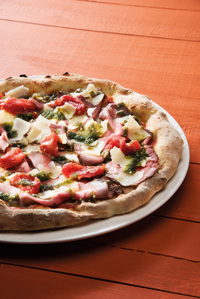 Pizza with roastbeef, mini red and mustard pesto