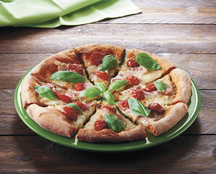 ROTE PIZZA MIT LAUCH, DORATI-TOMATEN UND GERÄUCHERTEM BAUCHSPECK