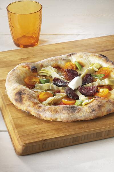 Pizza de salchichón a la pimienta y Tomates dátil amarillos