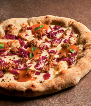 Pizza salsiccia e cavolo viola