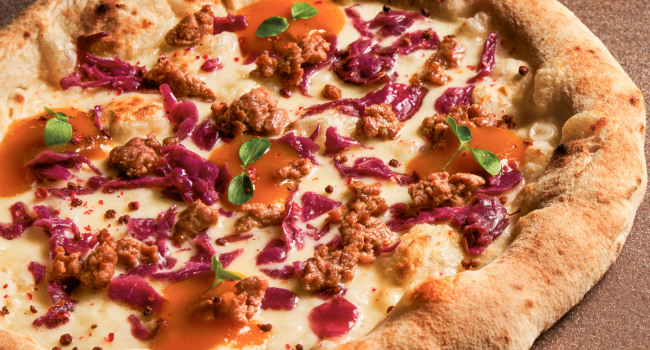 Pizza salsiccia e cavolo viola