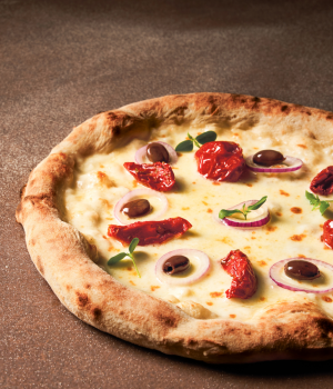 Pizza soleggiati, olive e ragusano