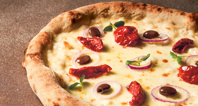Pizza soleggiati, olive e ragusano
