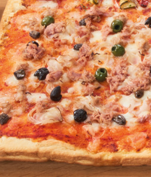 PIZZA WITH TUNA, ONION AND OLIVES