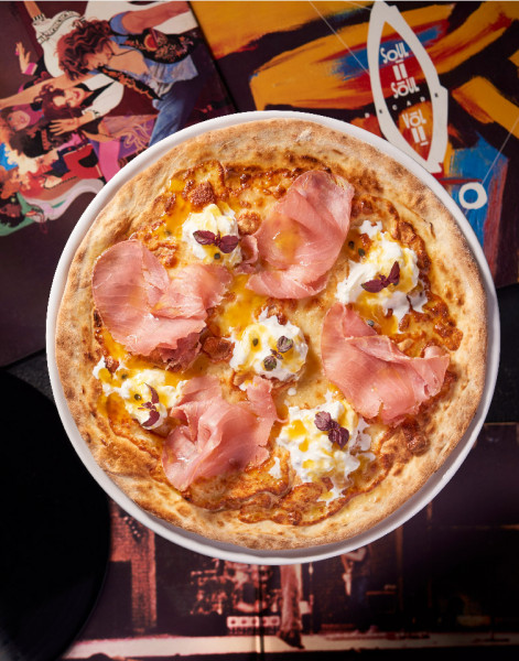 PIZZA TONNO, STRACCIATELLA E PASSION FRUIT