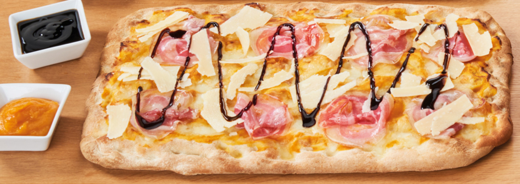 PIZZA MIT KÜRBIS UND BALSAMICO-ESSIG