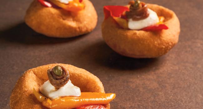 PIZZE FRITTE CON PEPERONI, ACCIUGHE E CAPPERI