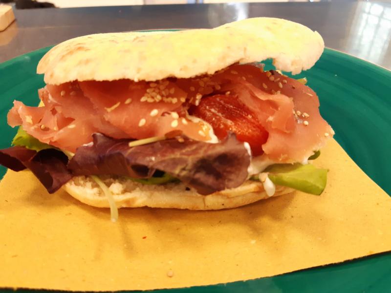 PUCCIA CON TONNO AFFUMICATO, STRACCIATELLA E POMODORI