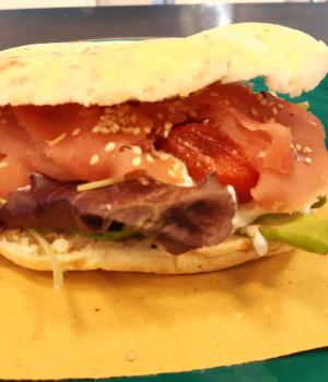 PUCCIA CON TONNO AFFUMICATO, STRACCIATELLA E POMODORI