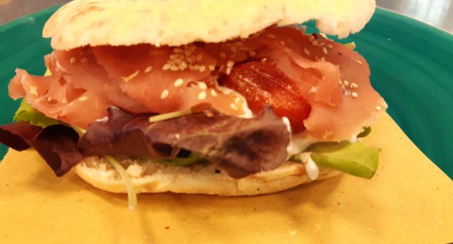 PUCCIA CON TONNO AFFUMICATO, STRACCIATELLA E POMODORI