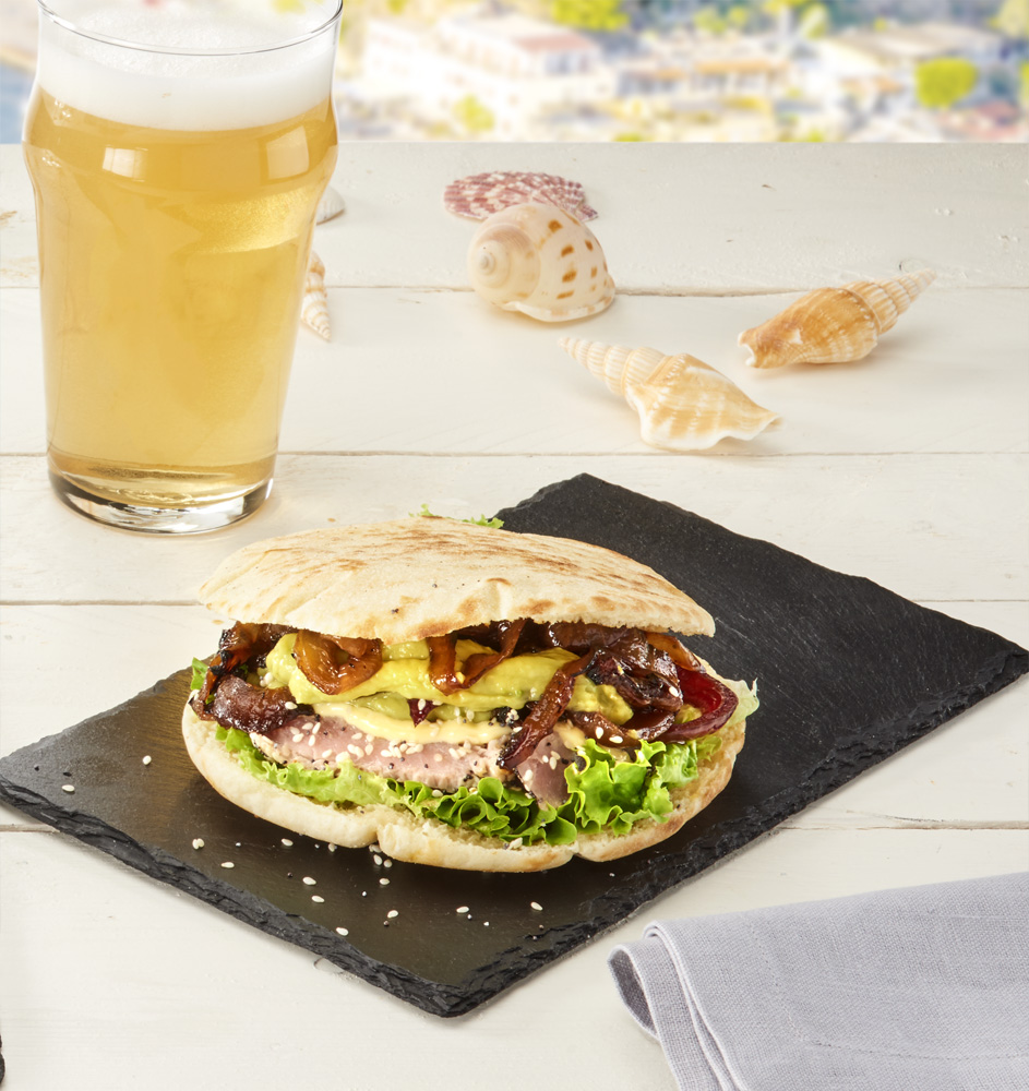 PUCCIA CON TONNO SCOTTATO AL SESAMO E PAPAVERO, CIPOLLA SCOTTATA AL FORNO, GUACAMOLE E SAUCE TARTARE