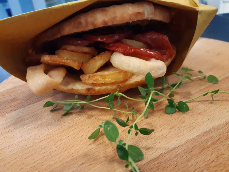 PUCCIA SALENTINA CON MAREMIX FRITTO, PATATE E RUOTINE DI POMODORO