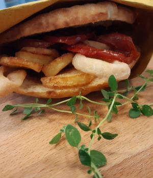 PUCCIA SALENTINA CON MAREMIX FRITTO, PATATE E RUOTINE DI POMODORO