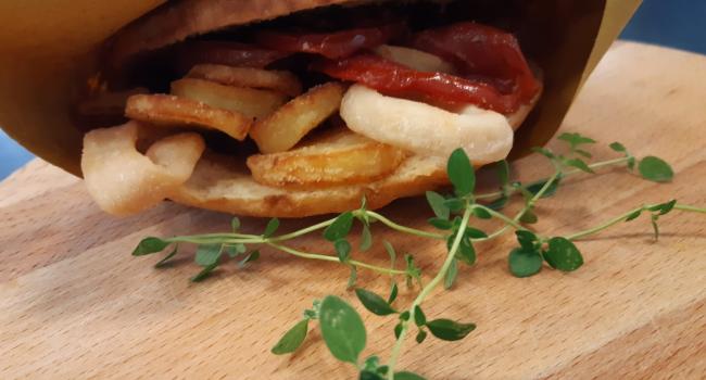 PUCCIA SALENTINA CON MAREMIX FRITTO, PATATE E RUOTINE DI POMODORO