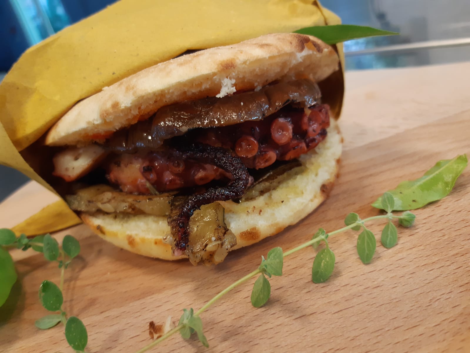 PUCCIA SALENTINA CON POLPO, ZUCCHINE E MELANZANE ALLA GRIGLIA E POMODORINA