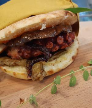 PUCCIA-BROT MIT KRAKE, GEGRILLTEN ZUCCHINI UND MELANZANI UND POMODORINA-SAUCE