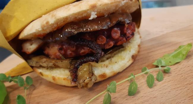 PUCCIA-BROT MIT KRAKE, GEGRILLTEN ZUCCHINI UND MELANZANI UND POMODORINA-SAUCE