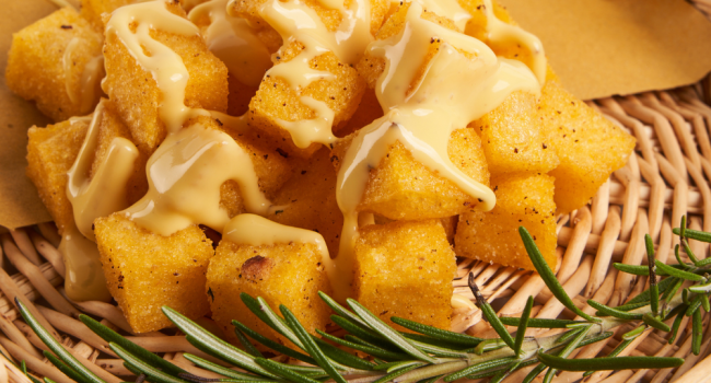 Quadrucci di polenta fritti alla Carbonara